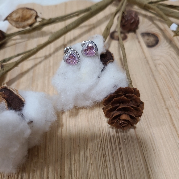 💗💗NEW💗💗 PRETTY!! BARBIE  PINK AND WHITE Heart CZ Studs💗💗 - Picture 4 of 16